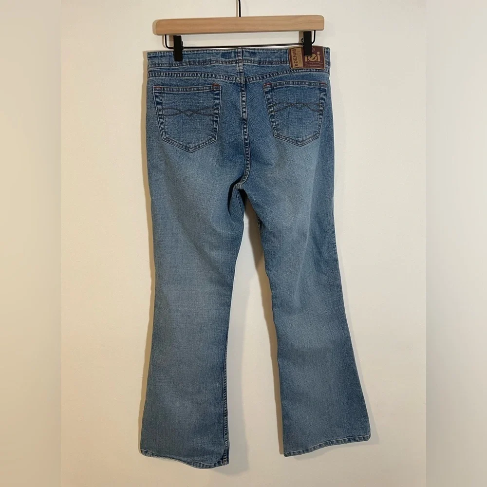 Vintage LEI Throwback Denim Jeans Flare Leg Size 11 Lighter Wash Y2K
